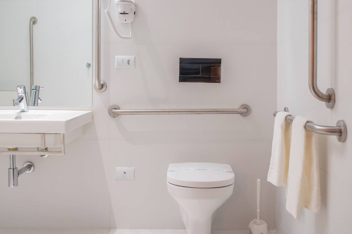 standard double room, accessible | minibar, in-room safe, desk, laptop workspace