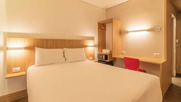 Kahden hengen standard-huone | Minibaari, tallelokero huoneessa, työpöytä