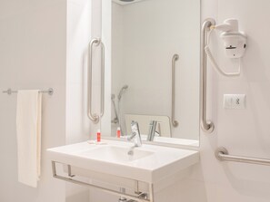 Habitación doble estándar, con acceso para personas discapacitadas | Minibar, caja de seguridad en la habitación y escritorio 