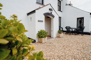 Outdoor dining - The Manor House - UK6741 (Lydstep, near Tenby)