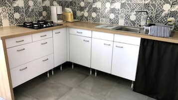 Frigorifero, microonde, forno, piano cottura