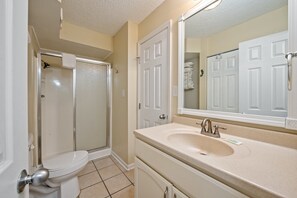 Combined shower/tub, towels