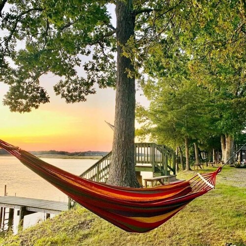 Gorgeous, Cozy Villa with breathtaking sunset views, river access and Hot Tub. 