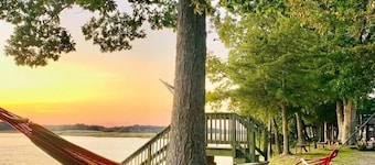 Gorgeous, Cozy Villa with breathtaking sunset views, river access and Hot Tub. 