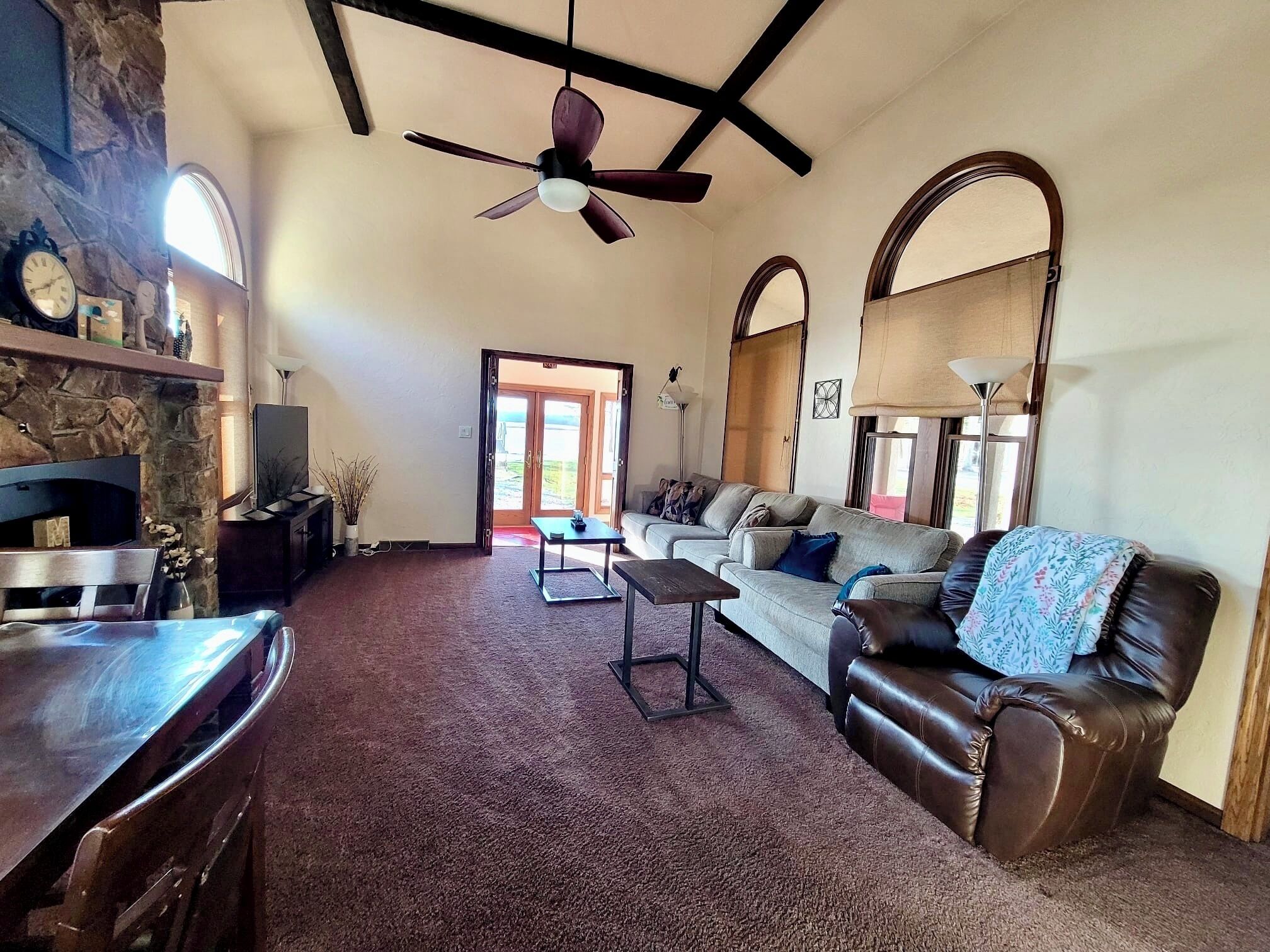 TV connectée, cheminée, lecteur de DVD, baby-foot