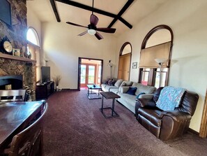 Smart-TV, Kamin, DVD-Player, Tischfußball