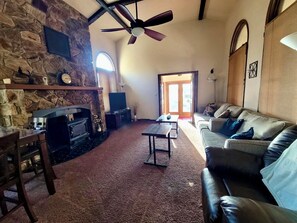 Smart-TV, Kamin, DVD-Player, Tischfußball