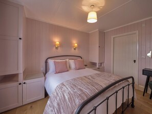 1 bedroom, free WiFi, bed sheets - Location, location, property, location. (Crowlista)