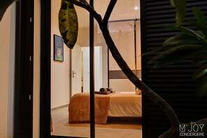 4 bedrooms, desk, iron/ironing board, travel crib