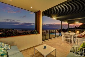Outdoor dining - La Villa Azur Saint-Gilles ***** - Reunion Island - Seaview, Pool, Beach & BBQ! (Saint-Gilles les Bains)