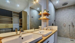 Bathtub, hair dryer, towels, soap - La Villa Azur Saint-Gilles ***** - Reunion Island - Seaview, Pool, Beach & BBQ! (Saint-Gilles les Bains)