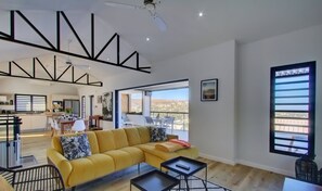TV connectée, livres, chaßne hi-fi, espaces bureaux