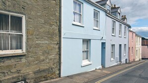 A row of terraced houses with a narrow street between them. - 4 bedroom accommodation in Church/Market (Church/Market)