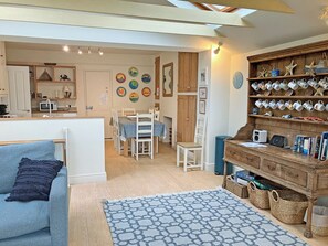 TV - 4 bedroom accommodation in Church/Market (Church/Market)