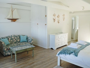 4 bedrooms, free WiFi, bed sheets - 4 bedroom accommodation in Church/Market (Church/Market)