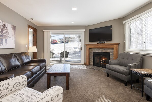 TV connectée, cheminée, lecteur de DVD