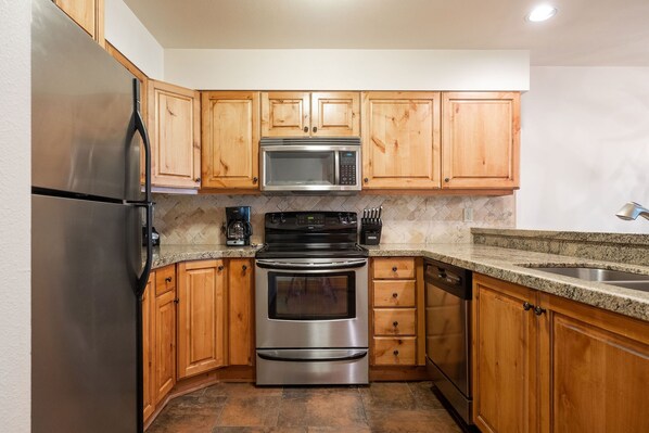 Fridge, microwave, stovetop, dishwasher