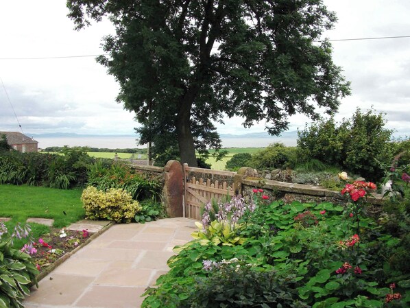 Property grounds - 2 bedroom accommodation in Crosscanonby (Crosscanonby)