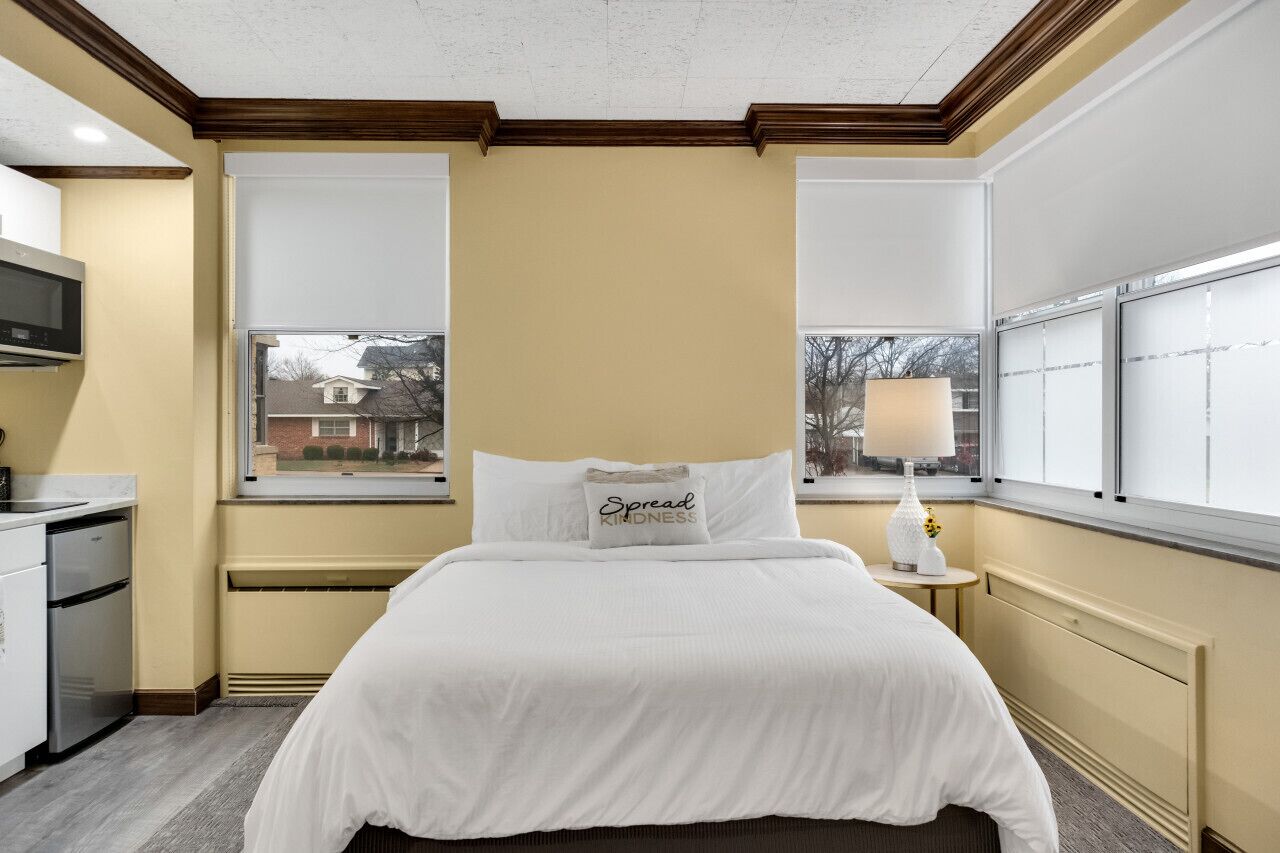 1 soverom, skrivebord, strykejern/-brett og reiseseng for barn