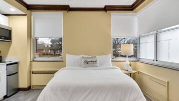 1 soverom, skrivebord, strykejern/-brett og reiseseng for barn