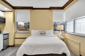 1 slaapkamer, een bureau, een strijkplank/strijkijzer, reisbedje