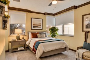 1 habitación, escritorio, tabla de planchar con plancha y cuna de viaje 