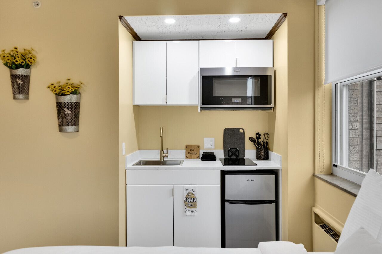 Mikrowelle, Herdplatte, Wasserkocher mit Kaffee-/Teezubehör