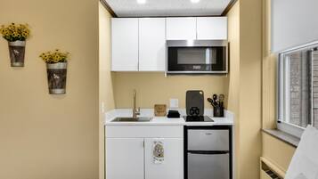 Mikrowelle, Herdplatte, Wasserkocher mit Kaffee-/Teezubehör