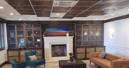 103 · Honeybee #103 - Hotel Phillips