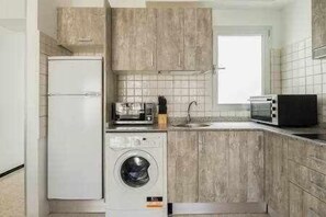 Fridge, microwave, cookware/dishes/utensils - Edif. Almirante - Apt. Galley (Corralejo)