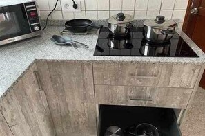 Fridge, microwave, cookware/dishes/utensils - Edif. Almirante - Apt. Galley (Corralejo)