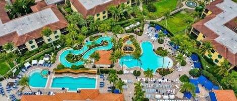 Een buitenzwembad en een verwarmd zwembad