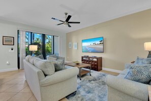 Smart TV - fabulous waterfront resort, 3 pools, lazy river, walk to 5th Ave! (Naples)