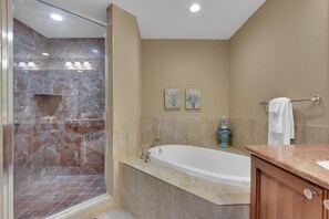 وحدات دش مع أحواض استحمام، مجففات شعر، مناشف، صابون