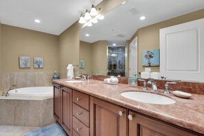 Duschwanne, Haartrockner, Handtücher, Seife