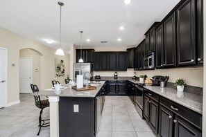 House (6 Bedrooms) | Private kitchen | Microwave, oven, stovetop, dishwasher - Paradise Palms 2958 (Kissimmee)