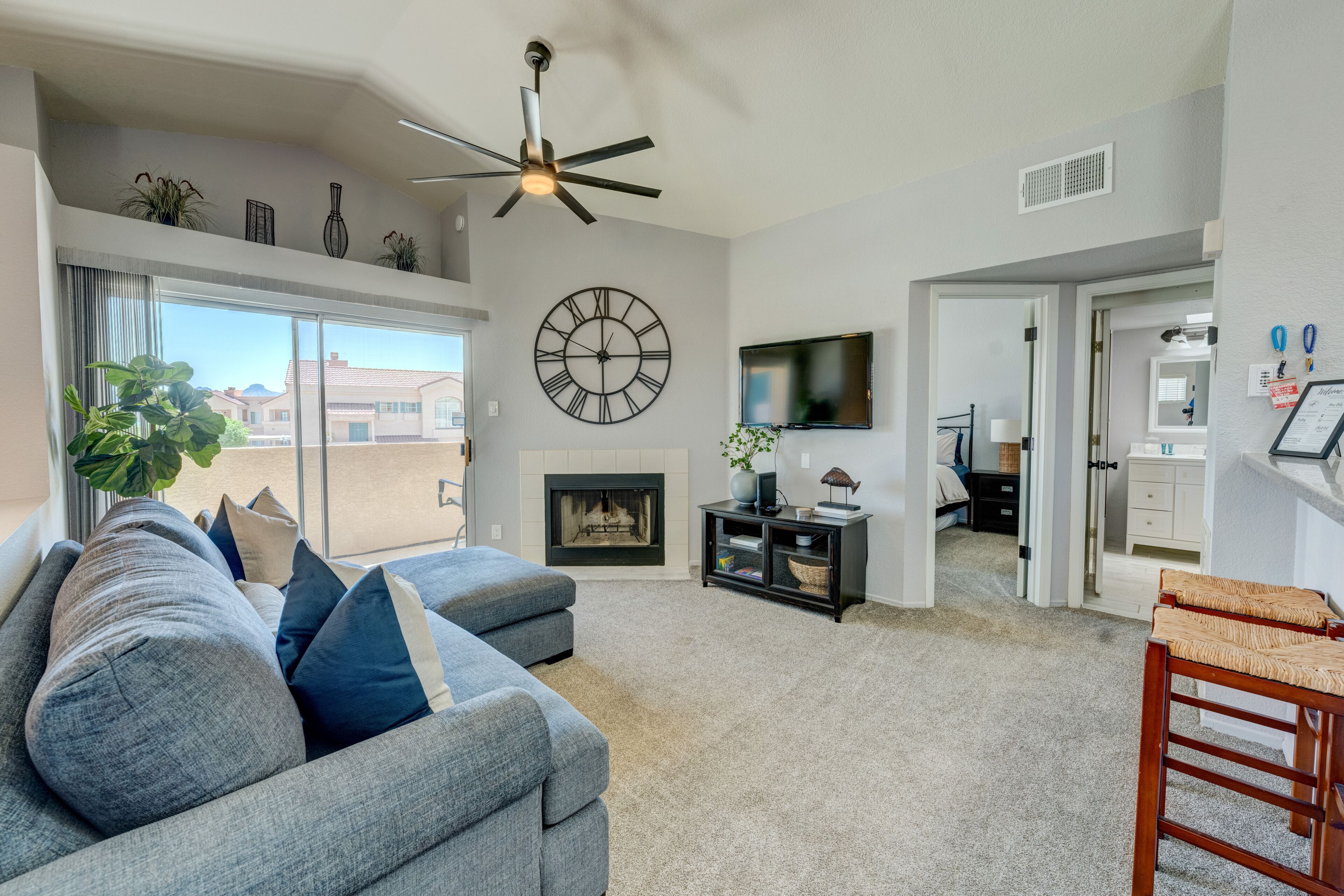 Een televisie en een open haard