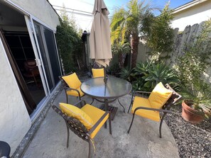 Outdoor dining - Serene Venice Retreat (Los Angeles)