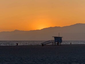 Beach nearby, beach towels - Serene Venice Retreat (Los Angeles)