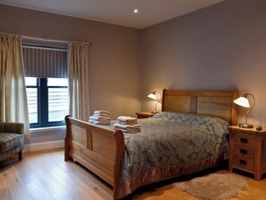 3 bedrooms, free WiFi, bed sheets - A rural property based on a working farm with wood burner. (Linlithgow, near Edinburgh)