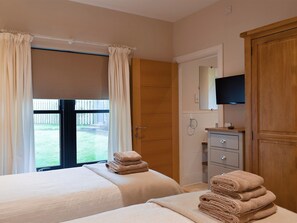 3 bedrooms, free WiFi, bed sheets - A rural property based on a working farm with wood burner. (Linlithgow, near Edinburgh)