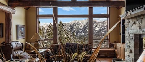 Smart-tv, pejs, stereoanlæg, kontorer