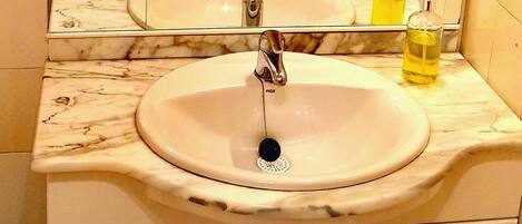 シャワー付き浴槽、ビデ