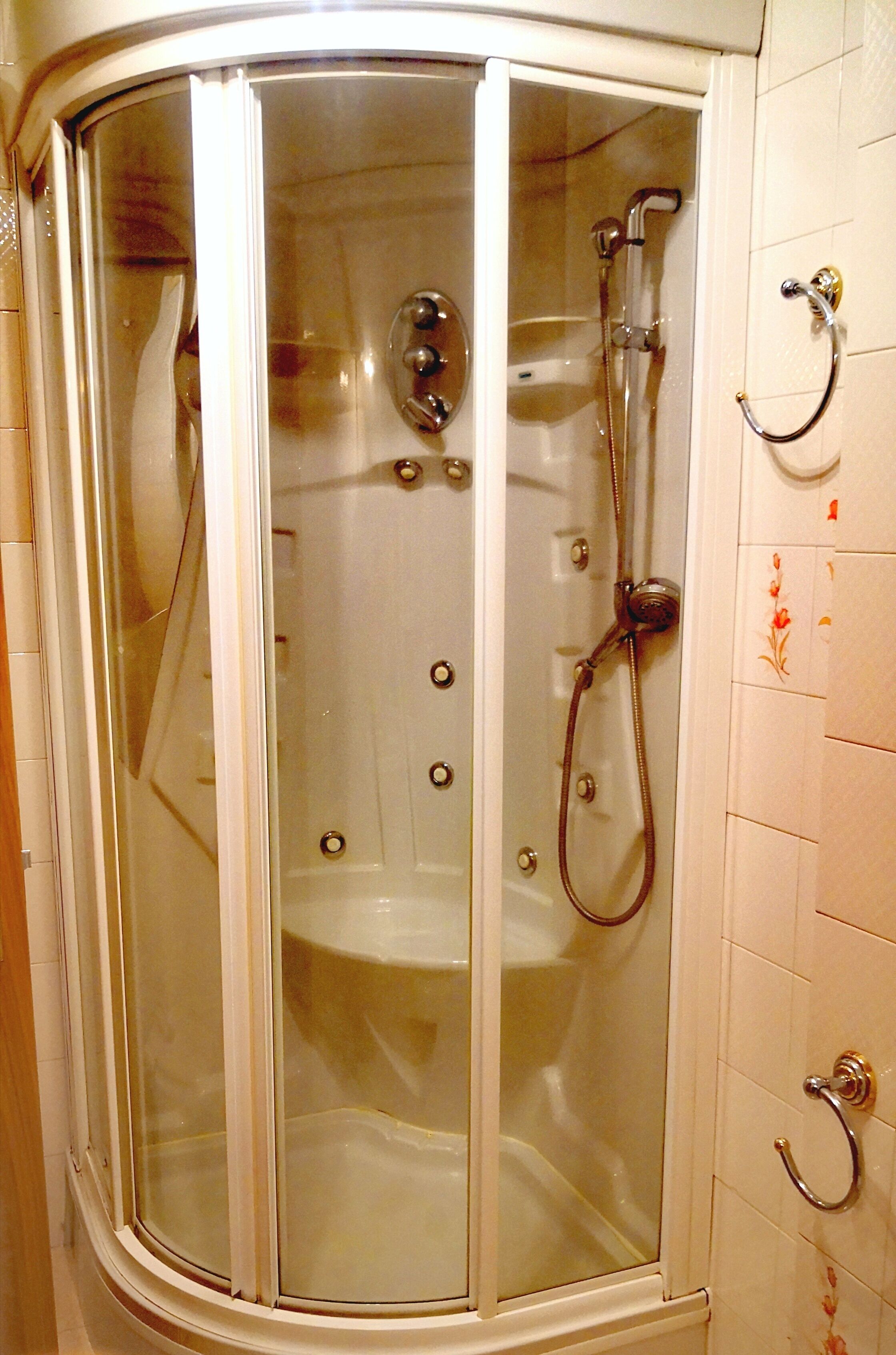 Ensemble douche/baignoire, bidet