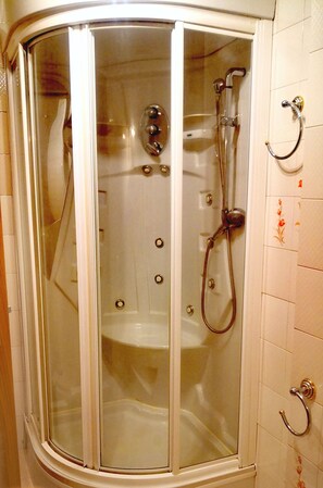 Ducha y bañera combinadas y bidé