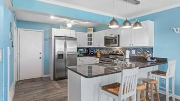 Geladeira, micro-ondas, fogão, cooktop