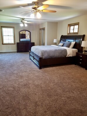 6 bedrooms, desk, iron/ironing board, free WiFi