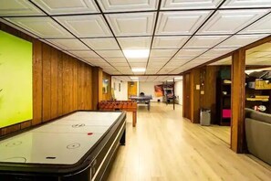 Game room - Large Secluded Home w/ Private Pool, Hot-tub, Gym, Game room, and Bar Area. (Falls)