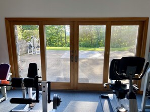 Fitness facility - Large Secluded Home w/ Private Pool, Hot-tub, Gym, Game room, and Bar Area. (Falls)