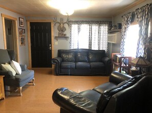 Smart TV, books, printers - Howard’s Hideaway (Riggins)